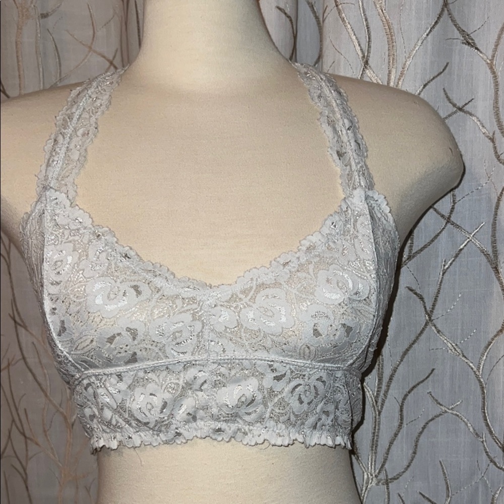 Signature8 White Lace Bra with Classic Silhouette
